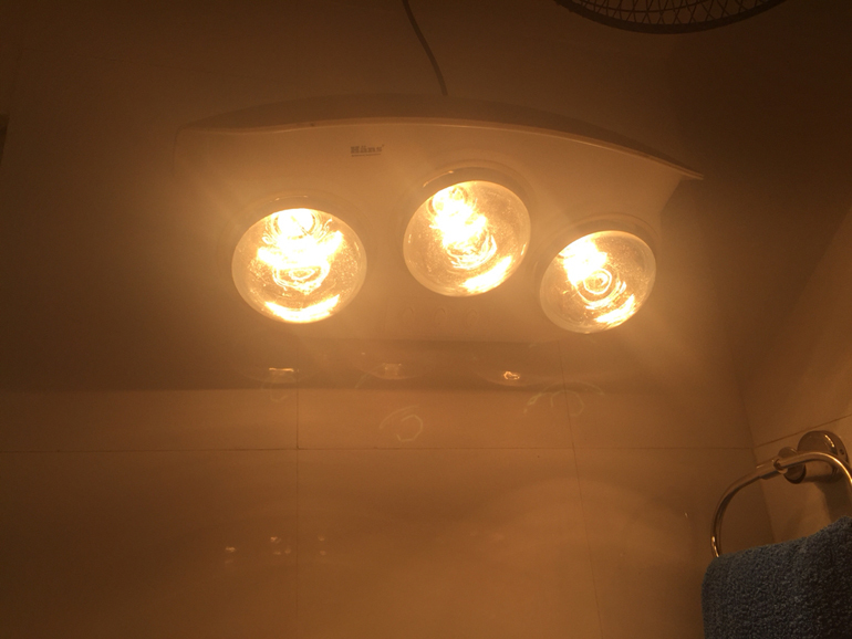 Bật đèn sưởi nhà tắm quá lâu cũng là một nguyên nhân gây cháy bóng