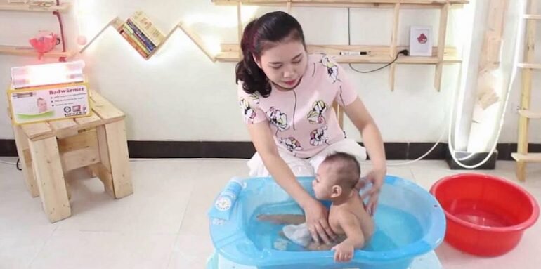 Đèn sưởi tắm cho bé giữ nhiệt độ phòng tắm luôn ấm áp. 