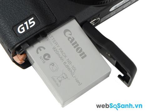 Pin và thẻ nhớ được đặt ở cạnh đáy máy ảnh compact PowerShot G15