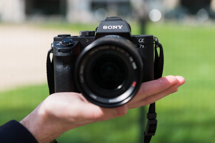 Sony A7 và A7 II có mức giá khá chênh lệch 