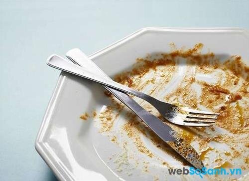 Bạn nên loại sạch đồ ăn thừa trên chén đĩa trước khi rửa chén