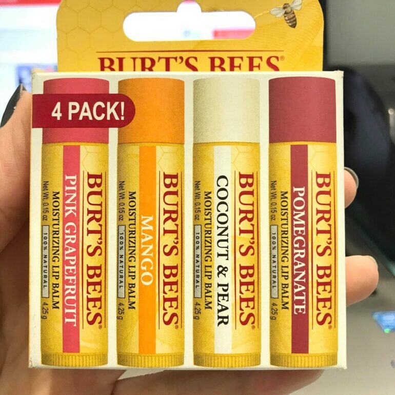 Về thiết kế, bao bì son dưỡng không màu Burt's Bees Beewax Lip Balm