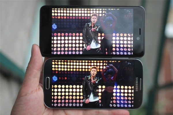 Q-Smart Dream SI đọ màn hình cùng Samsung Galaxy S4 9