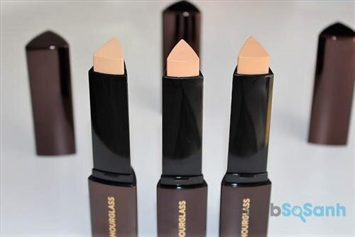 Đầu kem nền Hourglass Vanish Foundation được vát theo hình tam giác 