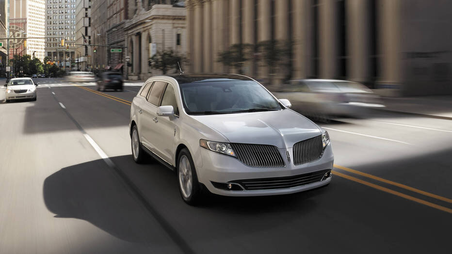 Sở hữu Lincoln MKT với thiết kế nổi bật sẽ khiến bạn trở nên thật đẳng cấp và sang trọng khi di chuyển trên đường phố