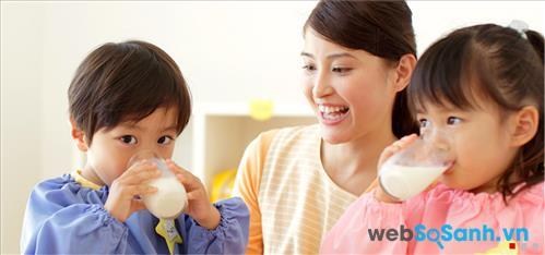 Cần pha sữa cho bé với liều lượng và nhiệt độ thích hợp