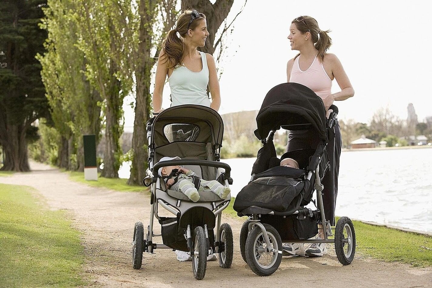 Có chiếc xe đẩy, bố mẹ có thể yên tâm đưa con dạo phố bất kỳ lúc nào