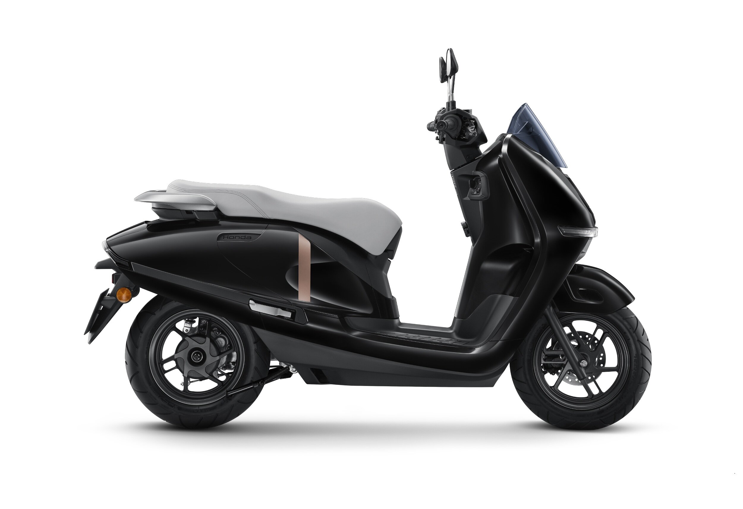 Xe máy điện Nhật Bản giảm giá hàng chục triệu đồng để tăng sức cạnh tranh