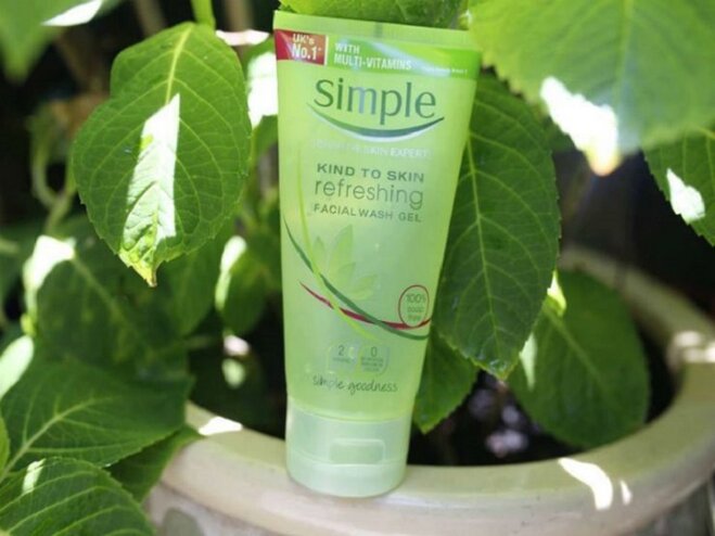 Review về sữa rửa mặt Simple Kind to Skin Refreshing Facial Wash