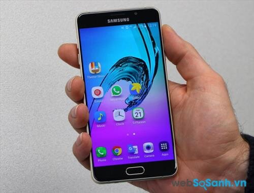 Smartphone Galaxy A7 có màn hình lớn 5.5 inch, sử dụng công nghệ tấm nền Super AMOLED, độ phân giải Full HD