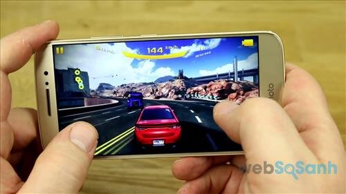 Smartphone Motorola Moto M với tựa game đua xe Asphalt 8