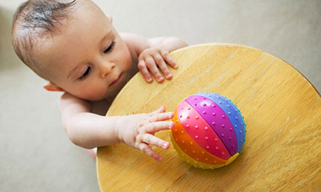 trò chơi với bóng cho trẻ 6 - 9 tháng tuổi