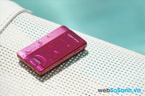 Sony Cybershot DSC-TX5 còn sở hữu tính năng chống thấm nước đến độ sâu 3 m