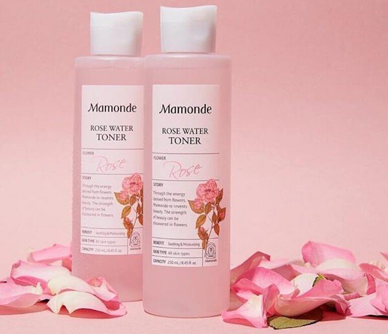 Nước hoa hồng Mamonde Rose Water Toner được thiết kế với bao bì dạng chai nhựa tròn có thân chai màu hồng nhẹ nhàng.