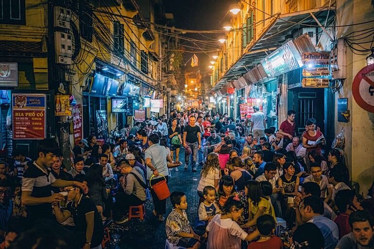 Người Việt thường ngồi ở đâu uống bia?