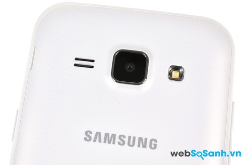 Điện thoại Samsung Galaxy J1 có camera sau 5MP và đèn flash hỗ trợ