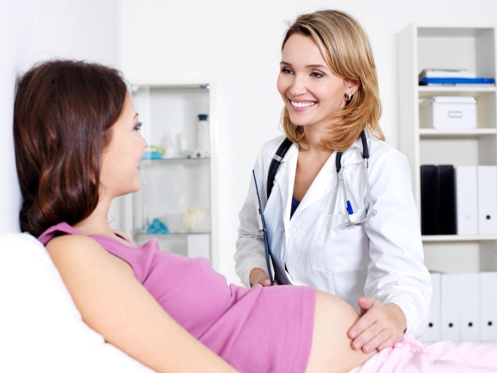 Gặp bác sĩ để được kiểm tra, theo dõi và tư vấn tốt nhất dành cho mẹ và thai nhi