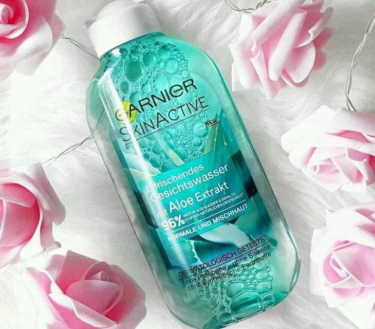 Nước hoa hồng Garnier màu xanh dương – dành cho da dầu mụn