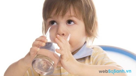 ạn cần phải cho trẻ uống nước để tránh bị mất nước (nguồn: internet)