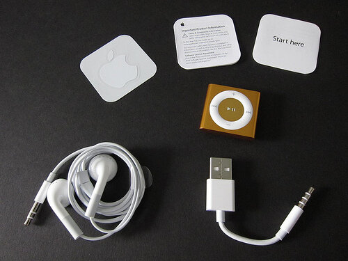Phụ kiện kèm theo iPod Shuffle gồm tai nghe dây cáp kết nối USB