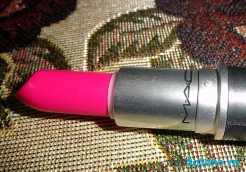 Cây son MAC Matte Lipstick in Pink Pigeon khi ở ngoài ánh sáng có màu hồng tươi