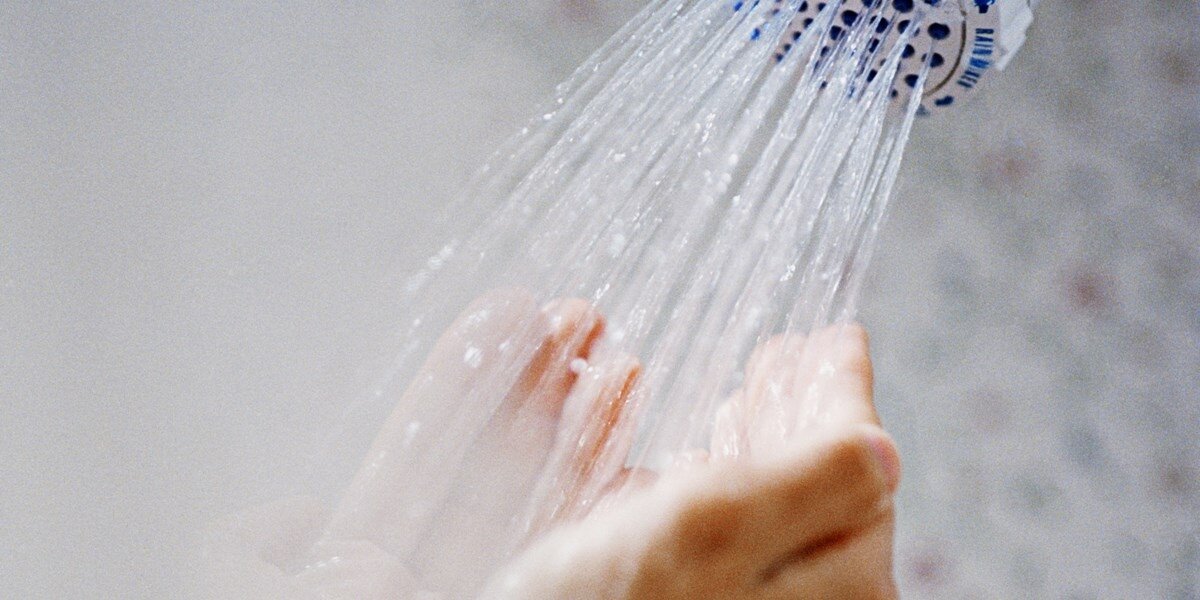 Tránh việc tắm nước quá nóng vì nước nóng sẽ khiến da bạn dễ bị mất nước, khô và kích ứng