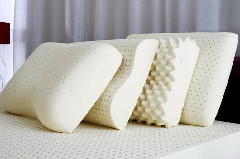 Bề mặt gối có các lỗ thông hơi, hạn chế tối đa tình trạng bí hơi, nóng ẩm, mang lại cảm giác mát mẻ, thông thoáng