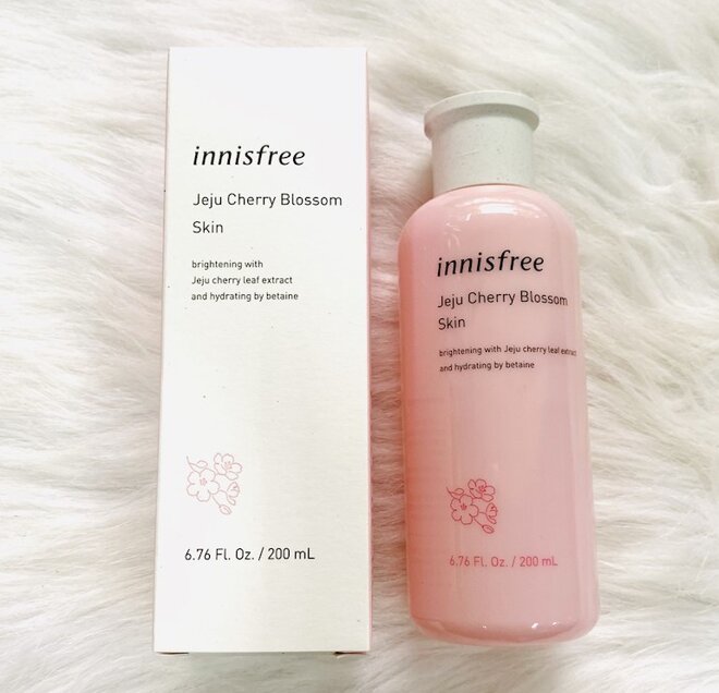 Nước hoa hồng Innisfree Jeju Cherry Blossom Skin giúp cấp nước, cải thiện và duy trì độ ẩm.