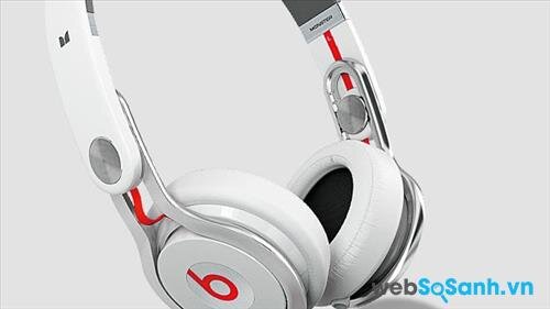 Khớp xoay và ốp tai của chiếc Beats MixR