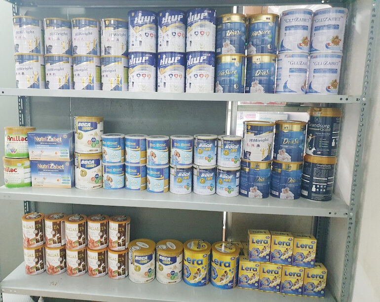 Đa dạng các sản phẩm sữa được trưng bày tại nhà thuốc