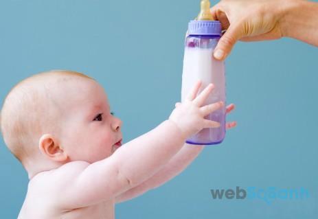 Cho bé bú sữa đủ lượng mỗi ngày 