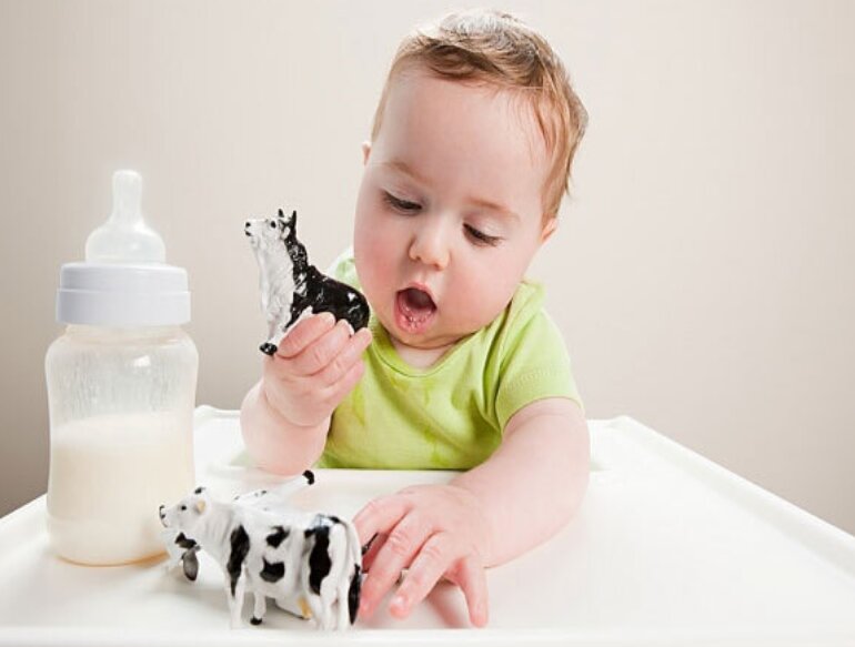 Sữa Meiji hay Vinamilk loại nào giúp bé phát triển trí não toàn diện?