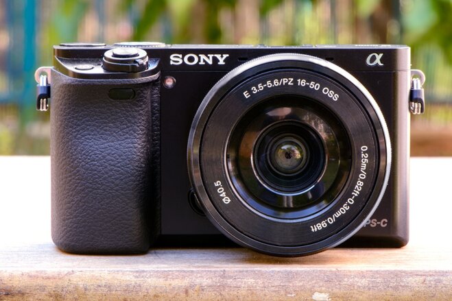 Sony A6000 hay A5000 đáng để mua hơn