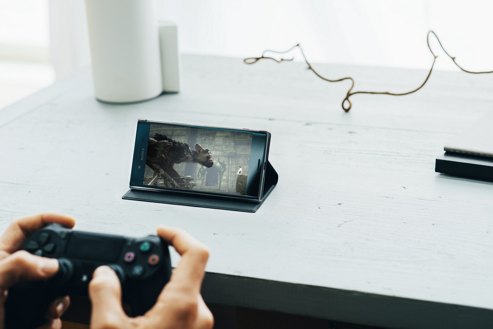 Với cấu hình mạnh mẽ, bạn có thể chơi game cầm tay trên Sony XZ Premium