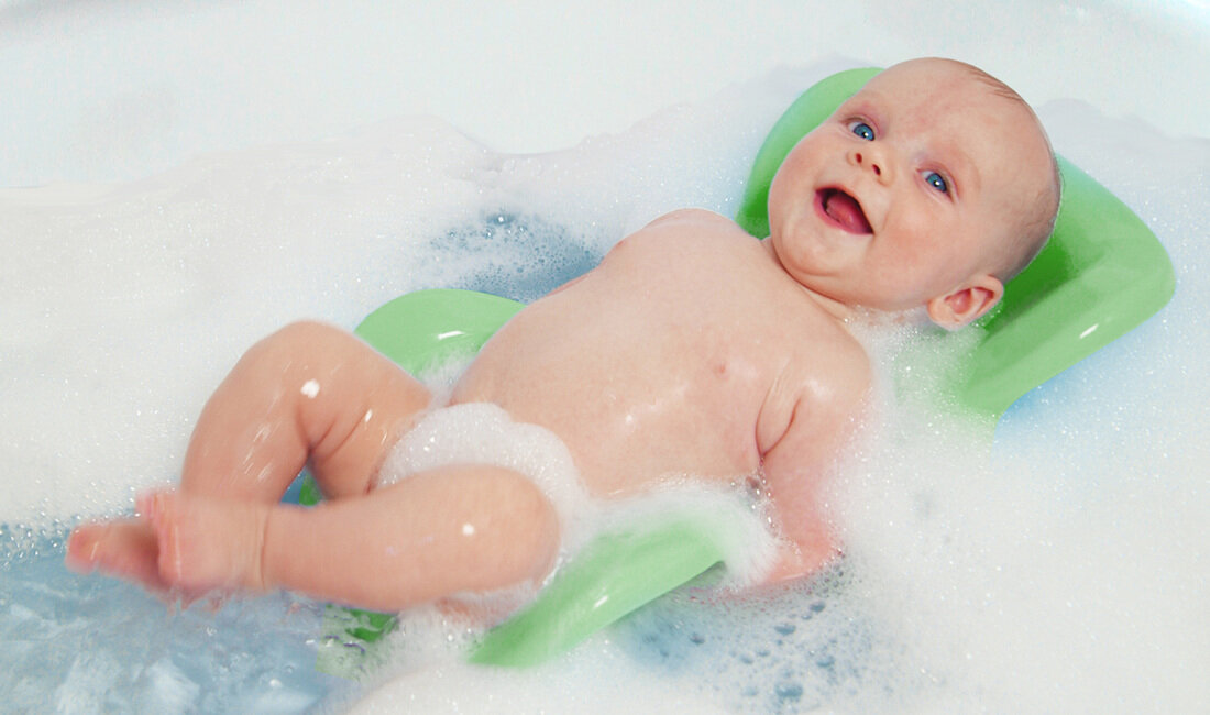 Chậu tắm thoải mái sẽ giúp trẻ thích thú hơn khi tắm