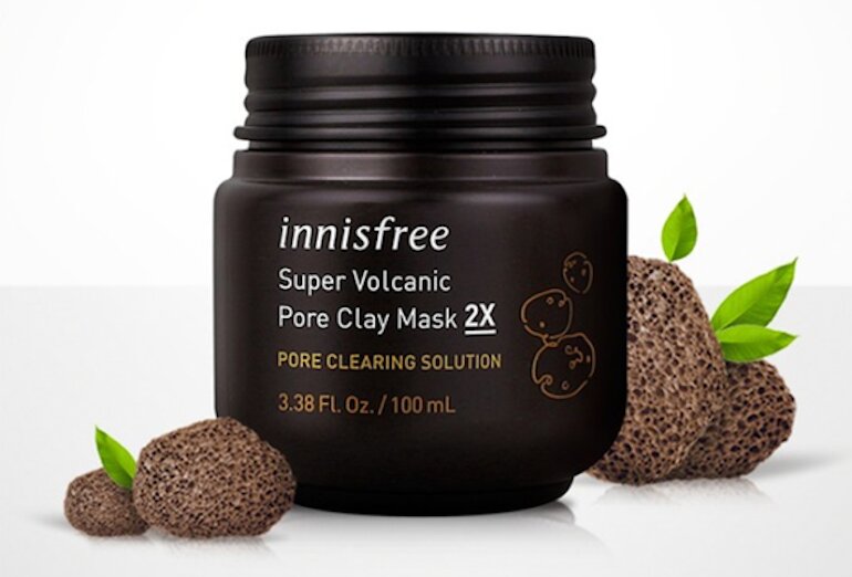 Vỏ hộp của mặt nạ đất sét Innisfree Super Volcanic Pore Clay Mask được thiết kế bắt mắt.