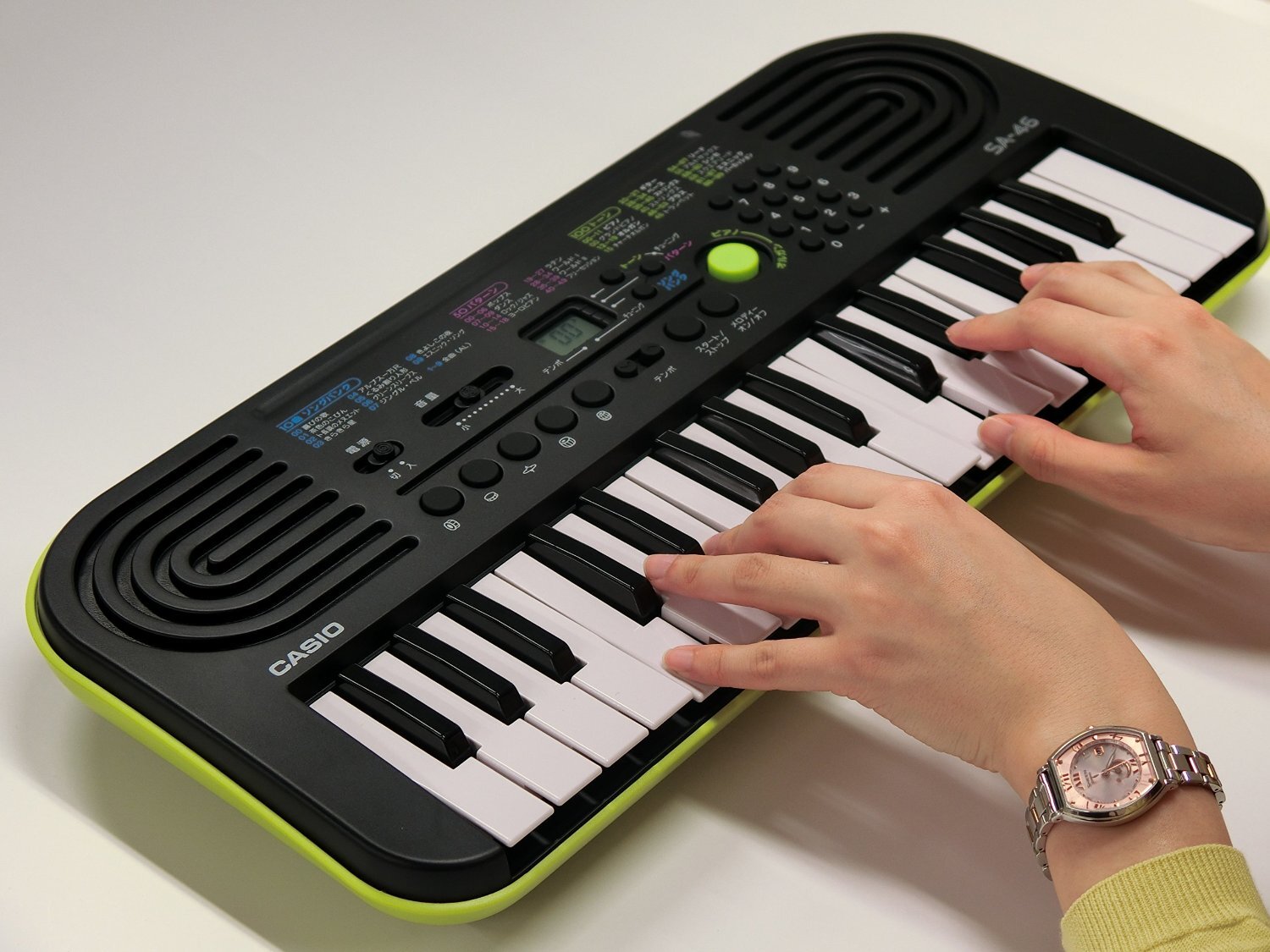 Đàn organ mini Casio SA-77 có kích thước vừa vặn