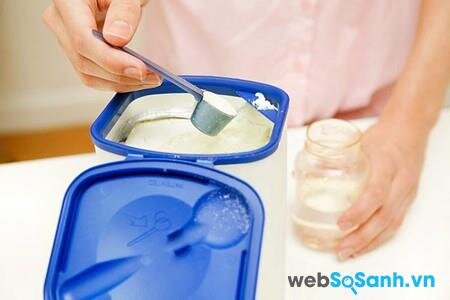Chỉ nên bảo quản sữa ở nơi khô, mát, tránh nguồn nhiệt và tuyệt đối không bảo quản trong ngăn mát tủ lạnh