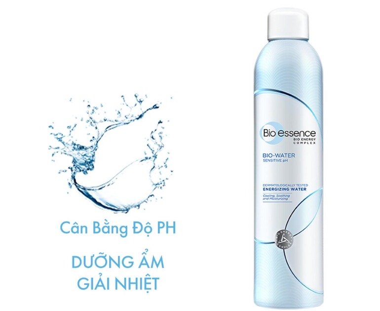 Nước xịt khoáng Bio Essence với bao bì được thiết kế đơn giản có hai tông màu trắng và xanh chủ đạo.