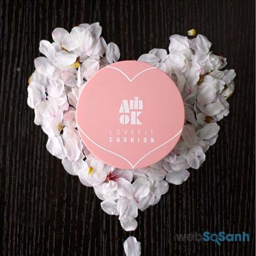 Amok Lovefit Cushion có vỏ hồng rất xinh xắn 