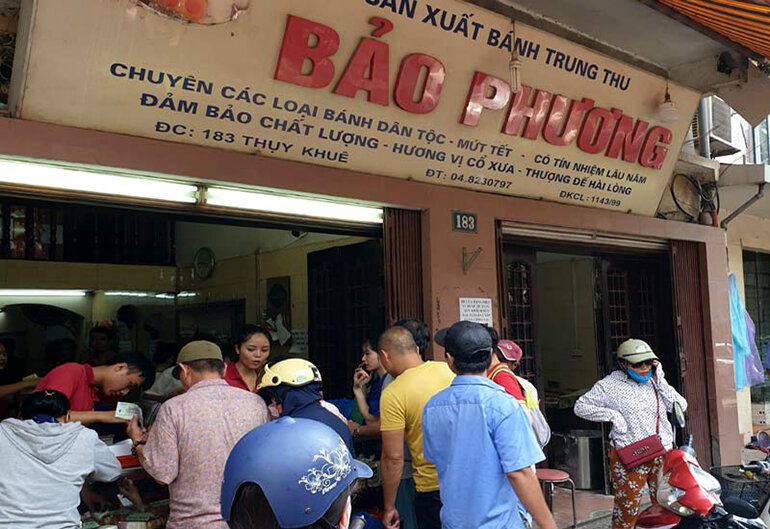 Cửa hàng bánh trung thu Bảo Phương- Thụy Khê, Hà Nội luôn tấp nập vào dịp rằm tháng 8