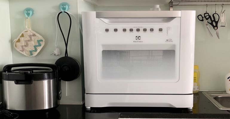 Máy rửa bát Electrolux ESF6010BW có thiết kế nhỏ gọn nhưng không kém phần sang trọng Máy rửa bát Electrolux ESF6010BW