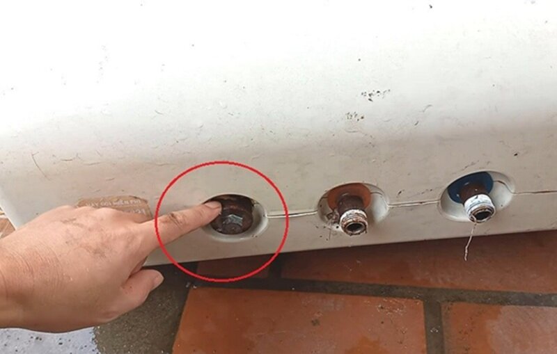 Bình nóng lạnh bị chảy nước rất nguy hiểm và thường do 7 nguyên nhân phổ biến sau
