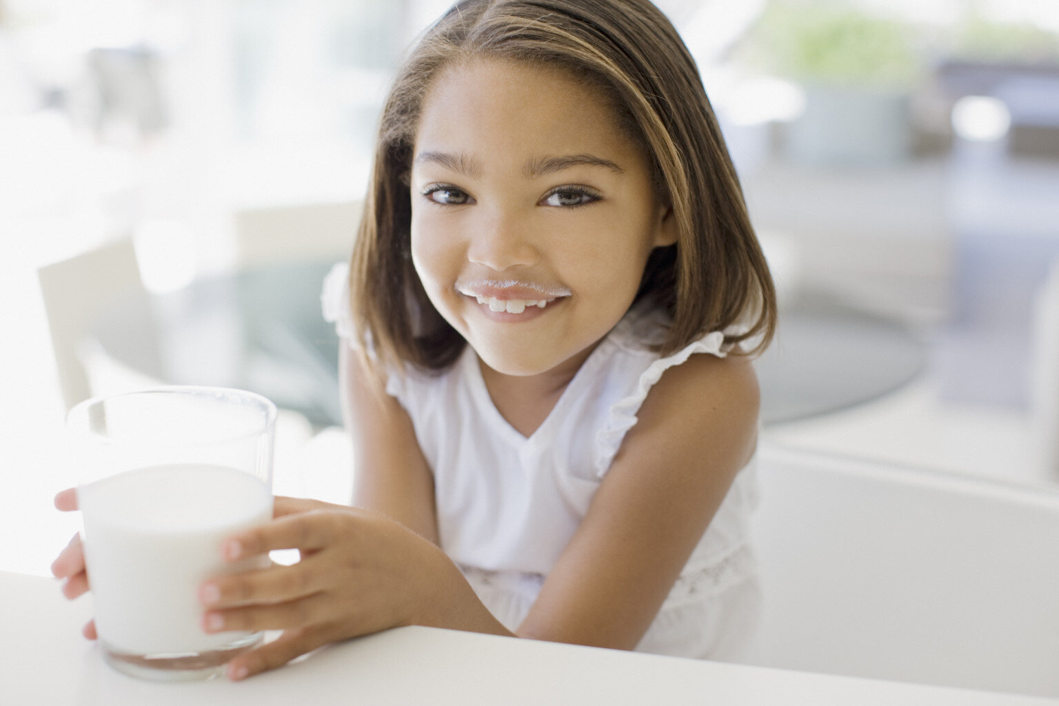 Bổ sung dưỡng chất cho trẻ bằng cách bổ sung thêm các loại sữa giúp bé tăng trưởng toàn diện