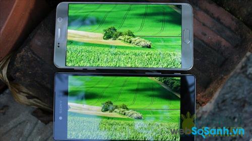 Màn hình hiển thị của điện thoại Sony Xperia Z5 Premium và điện thoại Samsung Galaxy Note 5