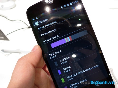 Acer Liquid Jade Z có bộ nhớ trong khiêm tốn, và bạn phải hy sinh khe microSim nếu muốn mở rộng bộ nhớ