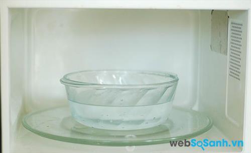 Nên thường xuyên để trong lò một cốc nước (nguồn: internet) Nên thường xuyên để trong lò một cốc nước (nguồn: internet)