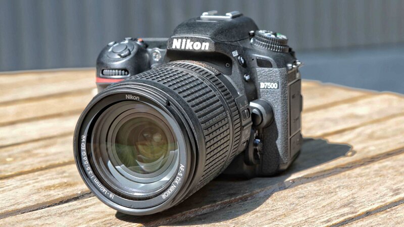 Alt + Caption: Nikon D7500 có vẻ ngoài chắc chắn, bền bỉ, chịu được mọi điều kiện khắc nghiệt 