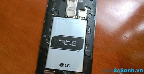 LG G4 đi kèm với pin tháo rời