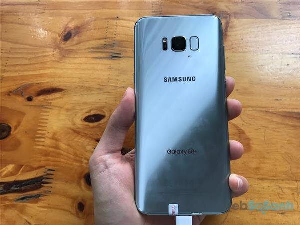 Mặt sau Samsung Galaxy S8 Plus cùng cảm biến vân tay, cụm camera